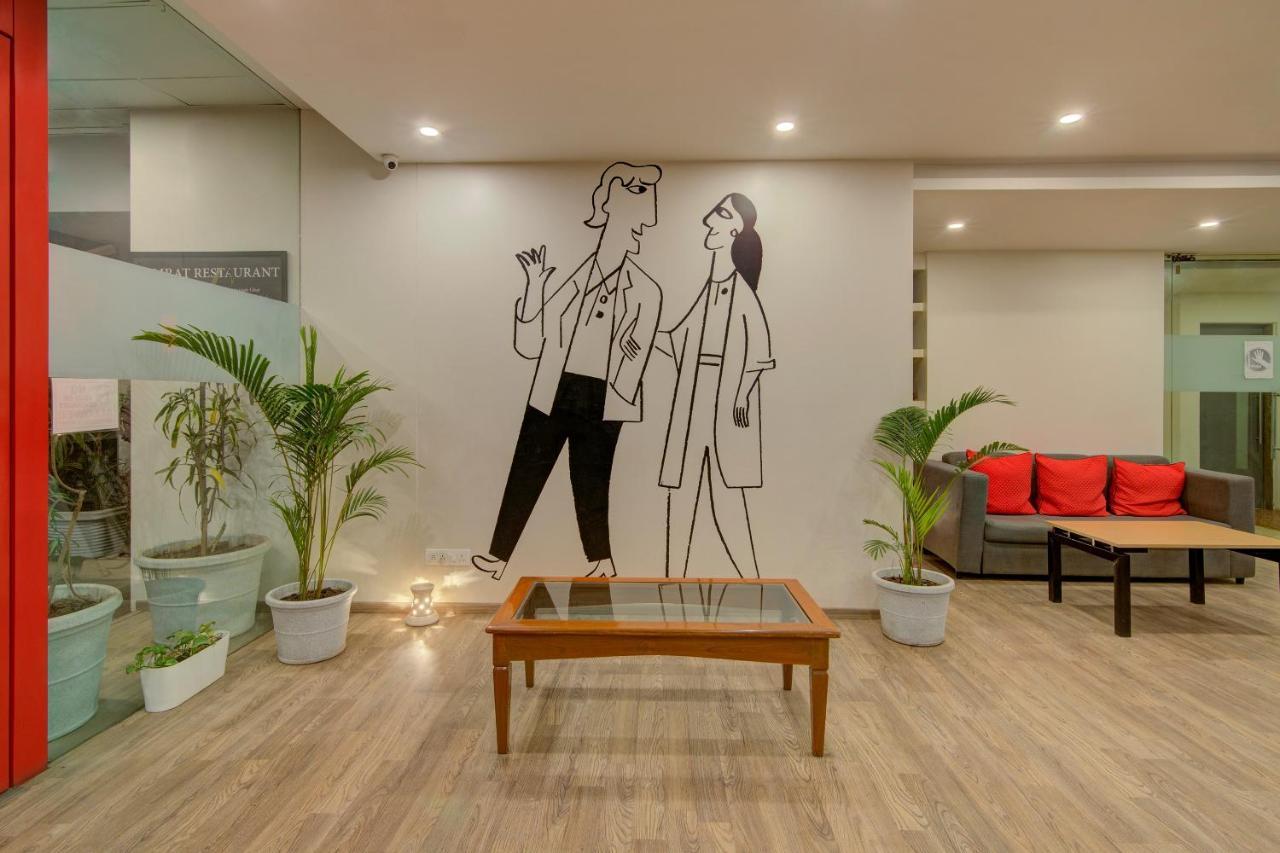 Vaccinated Staff- Oyo Townhouse 105 Khar West Station Hotel Mumbai Exterior photo