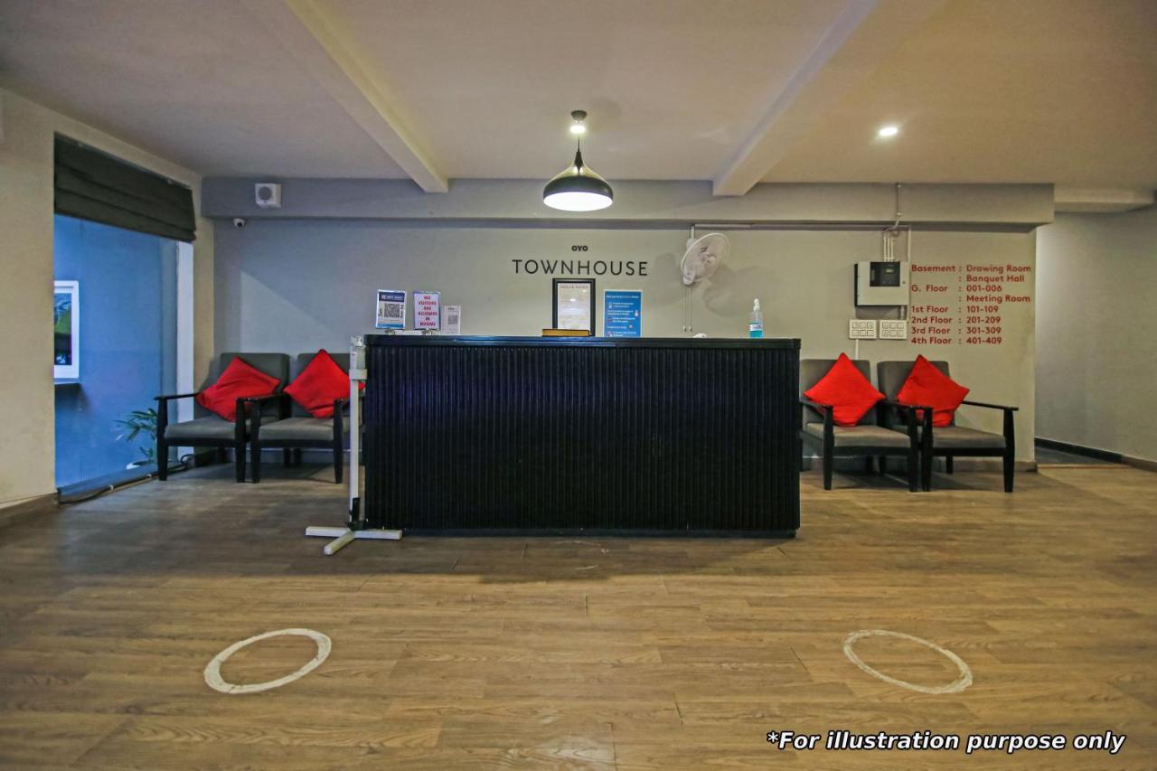 Vaccinated Staff- Oyo Townhouse 105 Khar West Station Hotel Mumbai Exterior photo