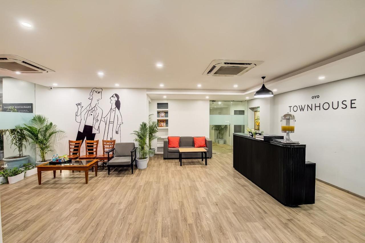 Vaccinated Staff- Oyo Townhouse 105 Khar West Station Hotel Mumbai Exterior photo